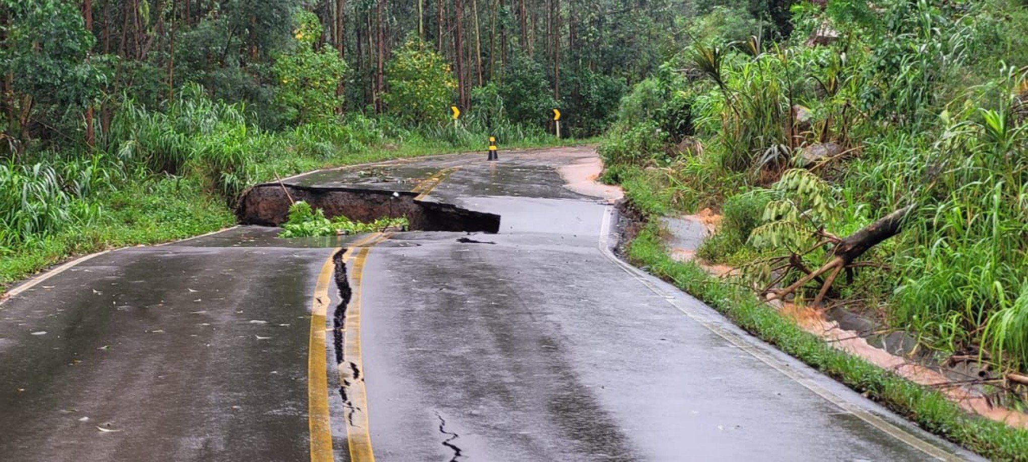CATÁSTROFE NO RS: Crateras se abrem em estrada da região horas depois de primeiras rachaduras surgirem