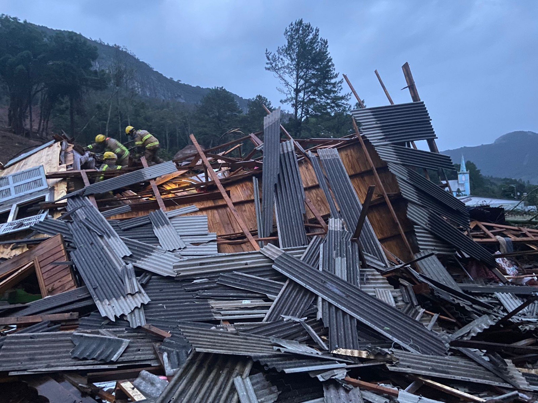 CATÁSTROFE NO RS: Resgate de corpos soterrados leva quase 10 horas e há vítimas que ainda seguem desaparecidas em Gramado