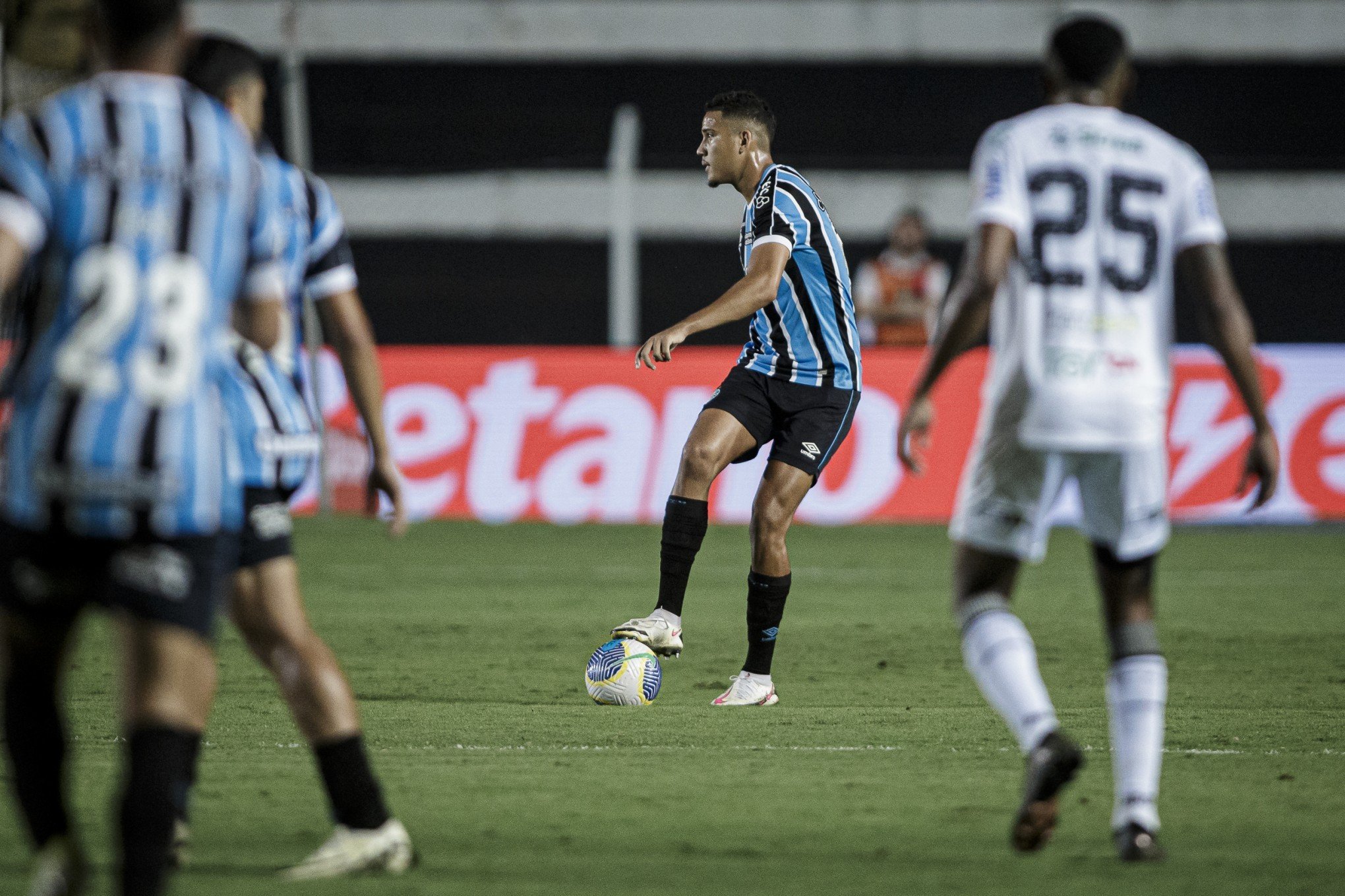 Grêmio anuncia lesão de Gustavo Martins e cirurgia em Jhonata Robert