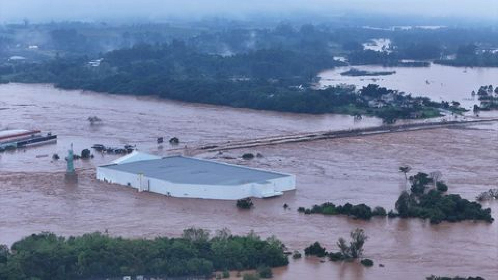 CATÁSTROFE NO RS: Enchente faz loja da Havan em Lajeado desaparecer