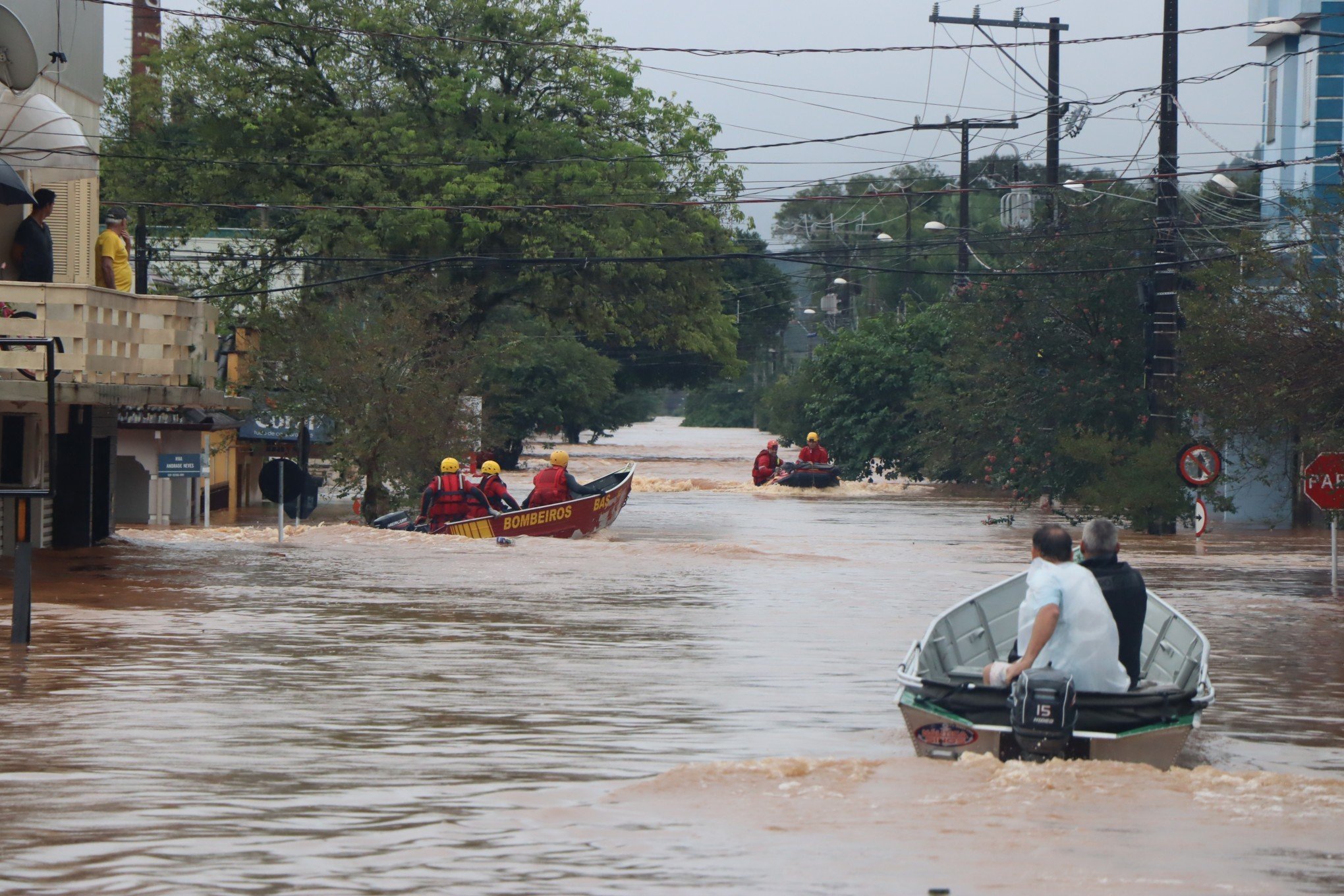 CATÁSTROFE NO RS: Por água e pelo ar, equipes de resgate seguem socorrendo moradores em São Sebastião do Caí