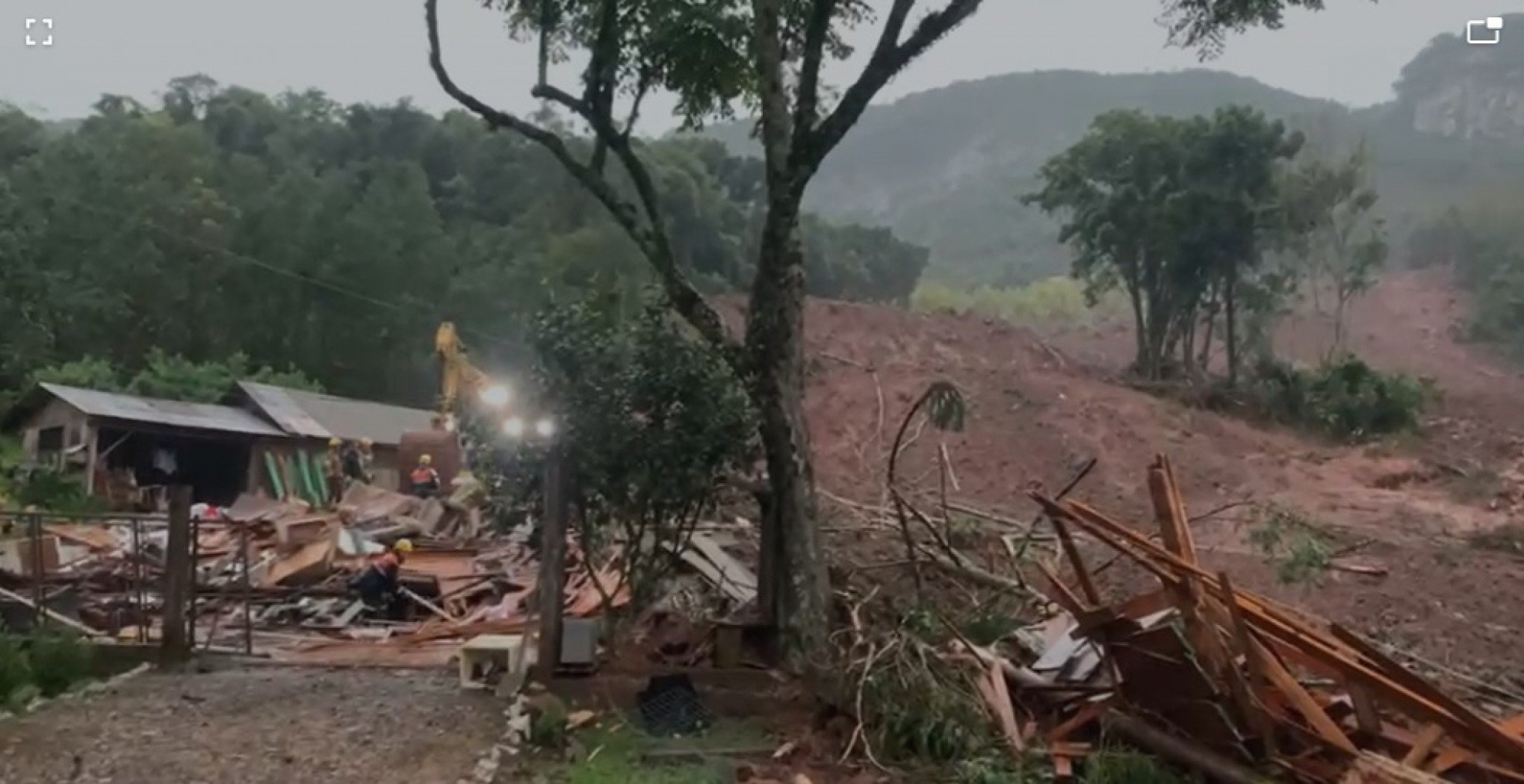 CATÁSTROFE NO RS: Quatro pessoas morrem em Gramado após desmoronamento soterrar casas