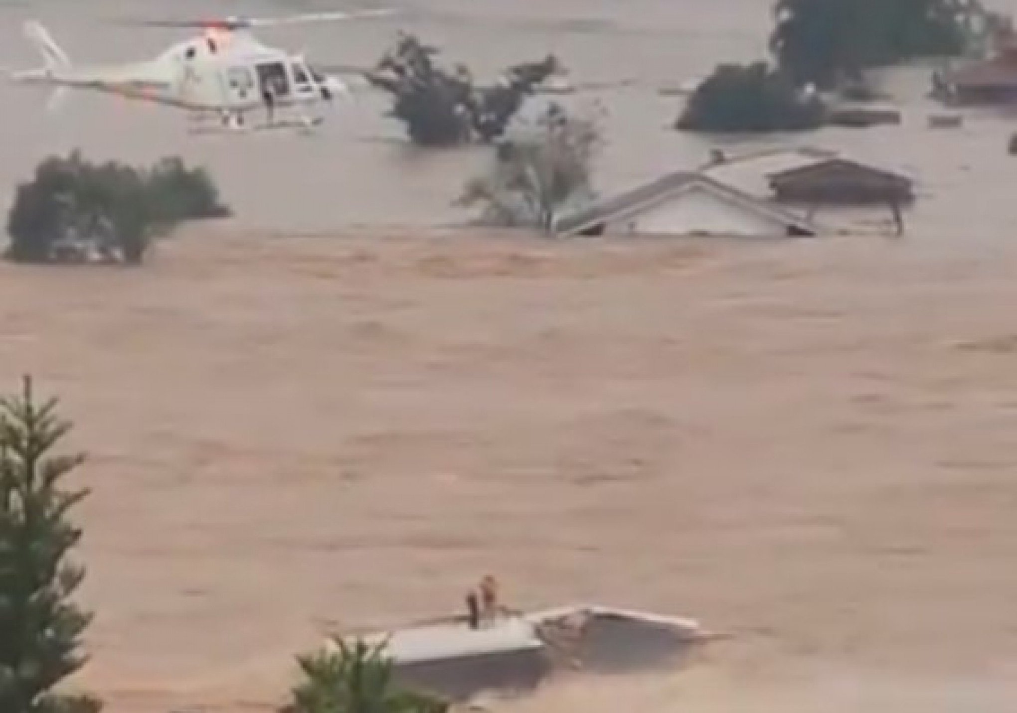 VÍDEO: Casa é arrastada pela enchente durante resgate com helicóptero no Vale do Taquari