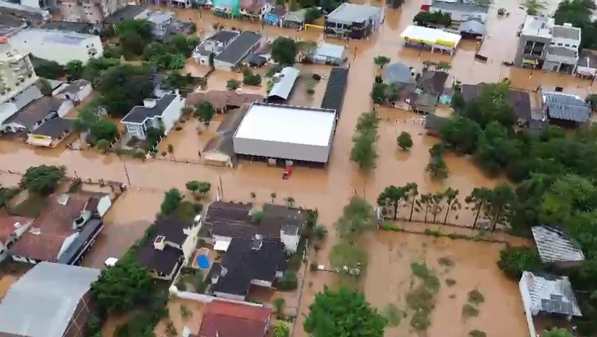 CATÁSTROFE NO RS: Imagem aérea mostra município de Rolante tomado pela água; veja vídeo