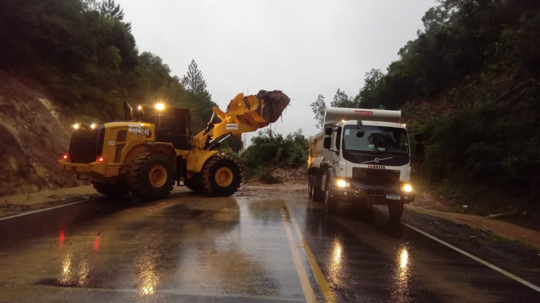 CATÁSTROFE NO RS: Estradas têm trânsito bloqueado devido a chuva no Rio Grande do Sul