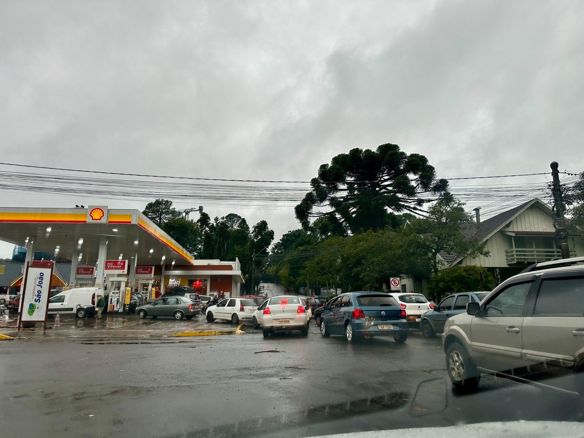 CATÁSTROFE NO RS: Corrida nos postos de gasolina por risco de desabastecimento gera filas em Gramado