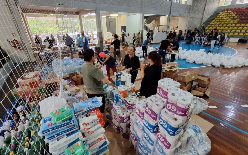 Mobilização de voluntários organiza donativos antes de serem distribuídos às famílias atingidas pela cheia do Rio dos Sinos | abc+