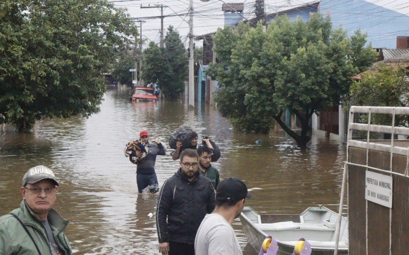 Moradores retiram o que podem de suas casas