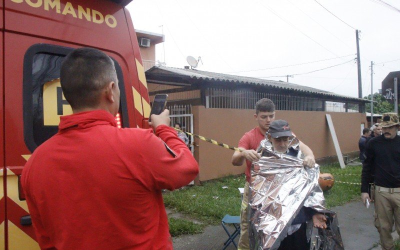 Morador recebe manta térmica após ser retirado das águas pelos bombeiros