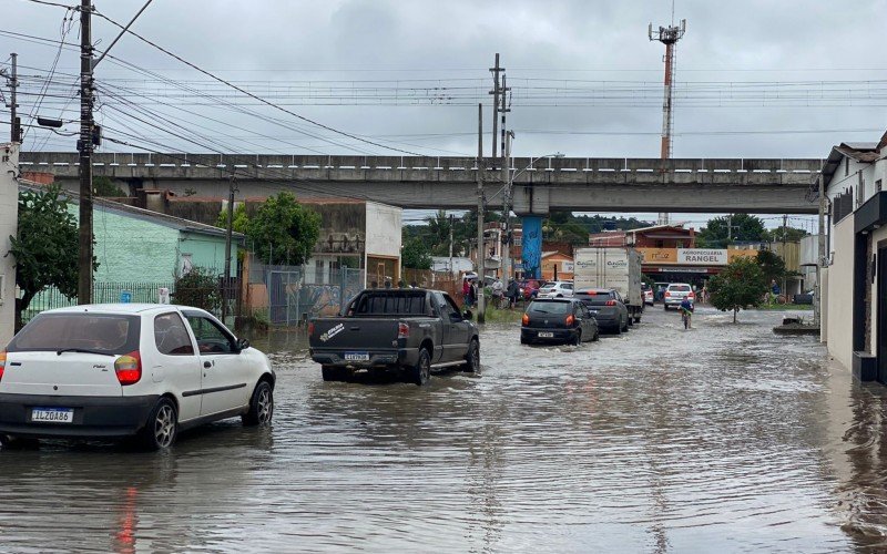 Rua Valparaíso, no bairro Santo Afonso, é uma das vias que está alagada e tem congestionamento nesta sexta-feira (3) | abc+