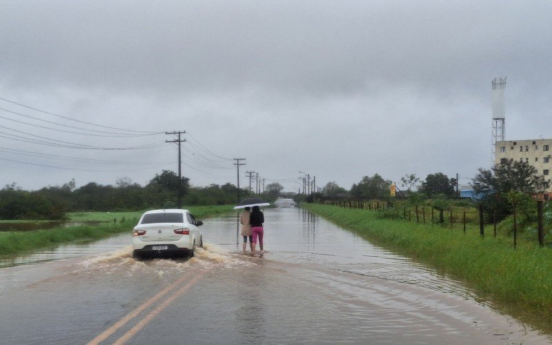 Avenida dos Municípios alagada na manhã desta sexta-feira entre Novo Hamburgo e Campo Bom | abc+