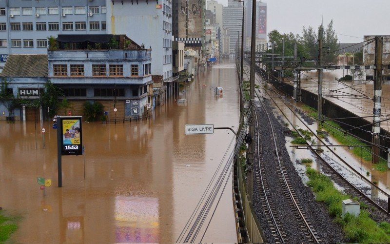 Avenida Mauá alagada na entrada de Porto Alegre