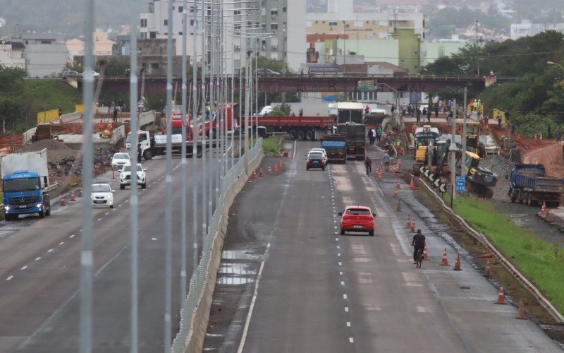 Equipes trabalham sobre a ponte do Rio dos Sinos; trecho está bloqueado em São Leopoldo