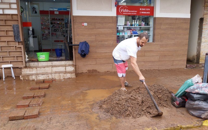 Em Rolante,  comerciante Diogo Fagundes, 41 anos, relatou que a água bateu na vitrine de sua farmácia. | abc+
