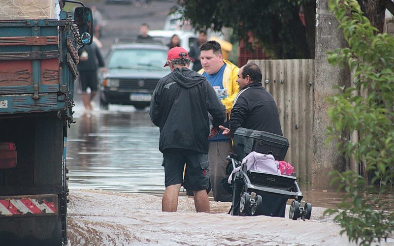 pessoas seguem saindo de suas casas em Sapucaia do Sul durante as inundações