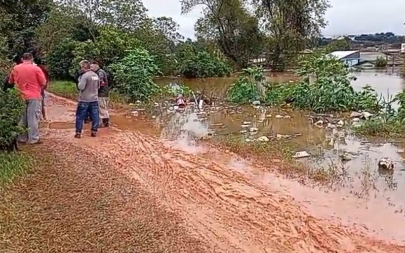 Nível do Sinos subiu mais e transborda na altura da Rua Otawa | abc+