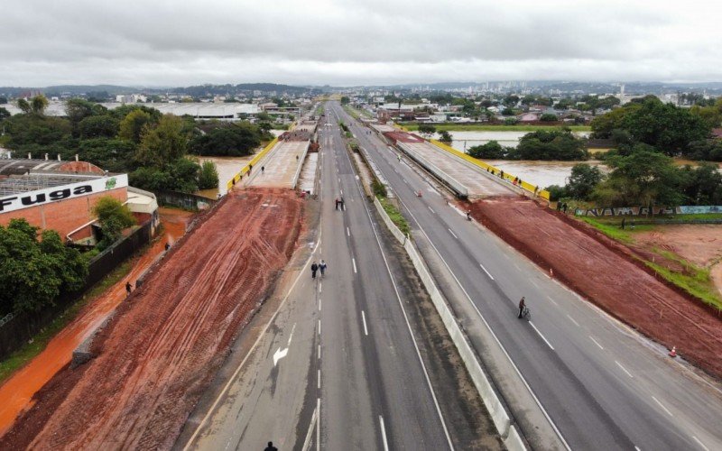 Cheia do Rio dos Sinos em São Leopoldo faz ponte ser interrompida na BR-116 