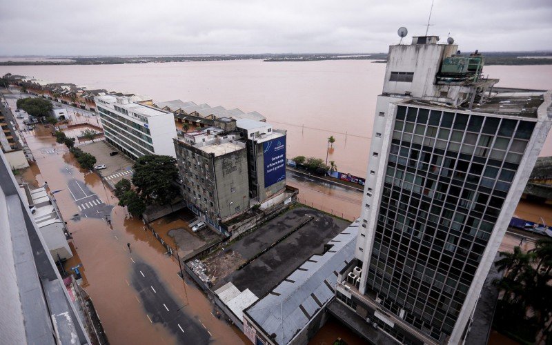 Guaíba segue subindo e Centro de Porto Alegre já está alagado | abc+