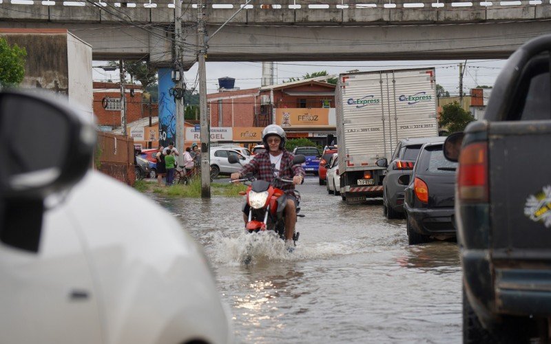 Água avança pelas vias e impede pessoas de saírem de bairros em Novo Hamburgo | abc+