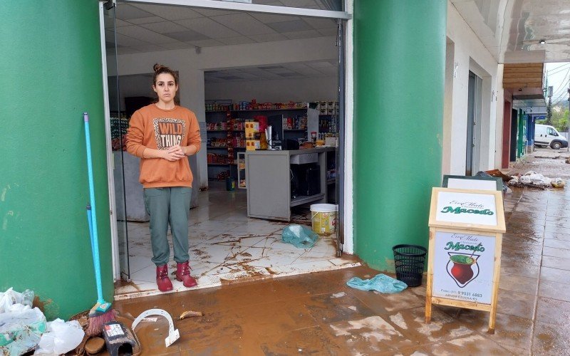 Comerciante Gabriela da Cruz conta que vendeu seus produtos porque outros locais estavam fechados para limpeza do barro em Igrejinha | abc+