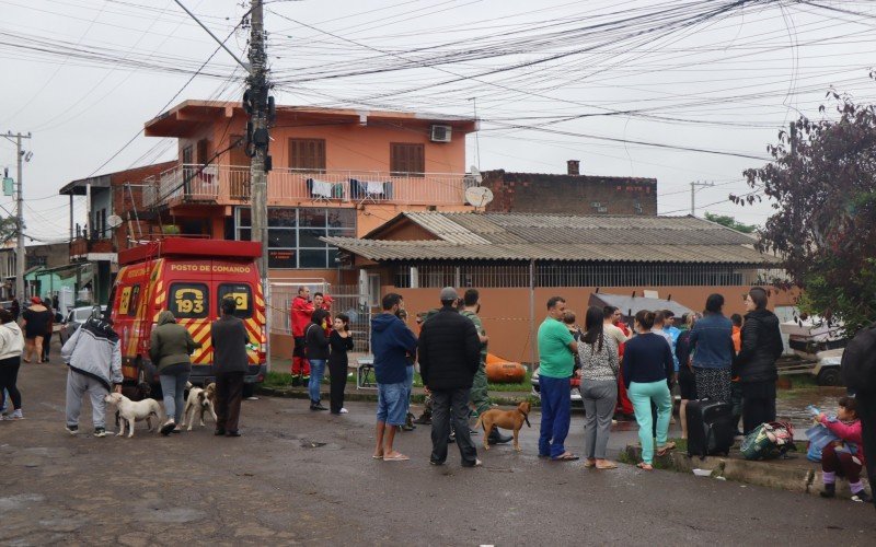 União entre moradores para salvar os pertences