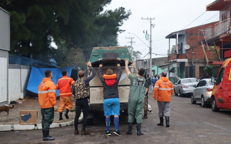 União entre moradores para salvar os pertences