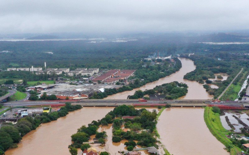 Nível do Rio se aproxima dos 8 metros e defesa civil cria pix solidário