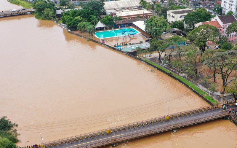 Ponte 25 de Julho foi a primeira a ser interditada ainda na sexta-feira (3)