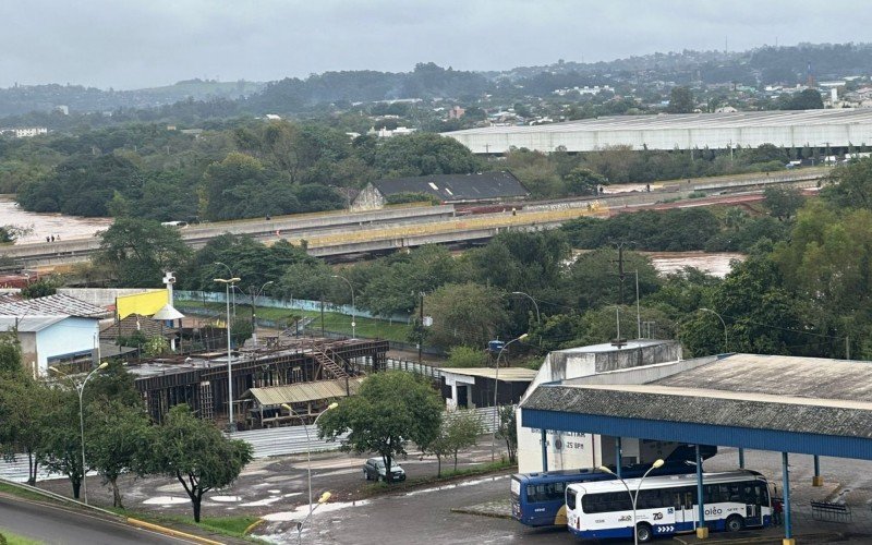 Trânsito está sendo desviado para a Avenida Dom João Becker, no Centro, causando lentidão e engarrafamento