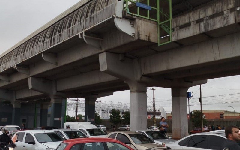 Congestionamentos seguem por outras vias do bairro Santo Afonso, o que tem paralisado o trânsito | abc+