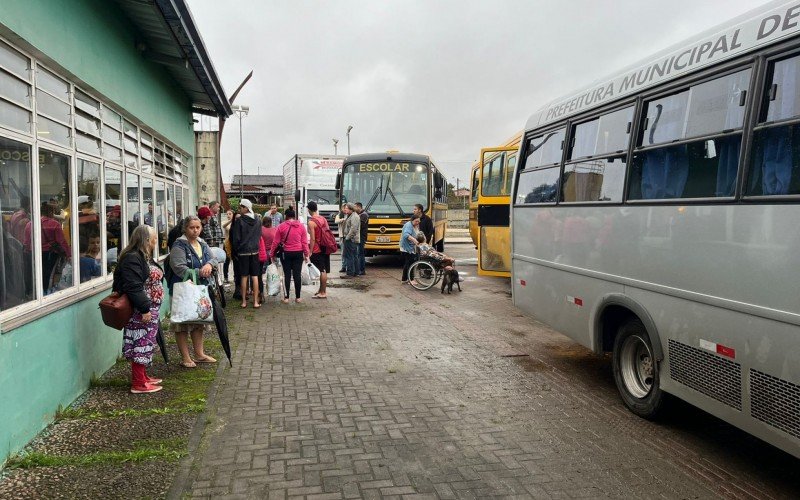 Ônibus buscam moradores do bairro Santo Afonso para levar para abrigo em Novo Hamburgo | abc+