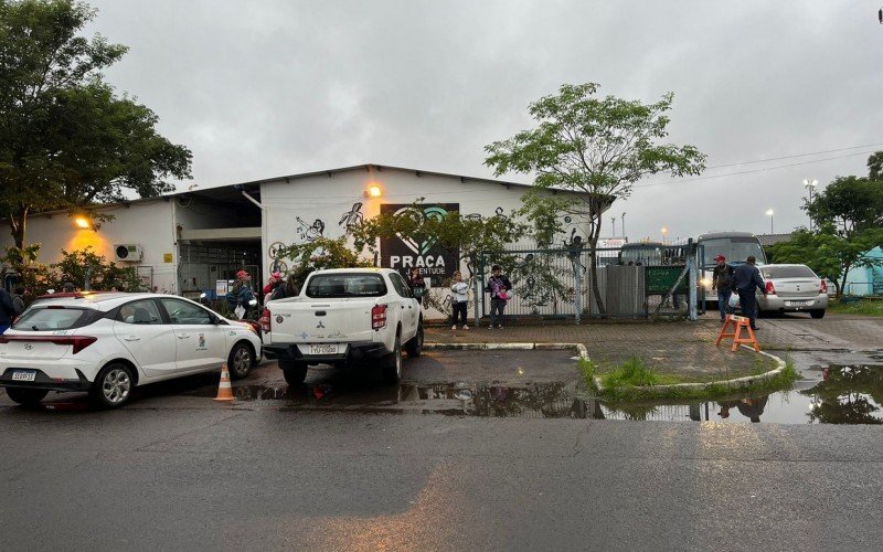 Ônibus buscam moradores do bairro Santo Afonso para levar para abrigo em Novo Hamburgo | abc+