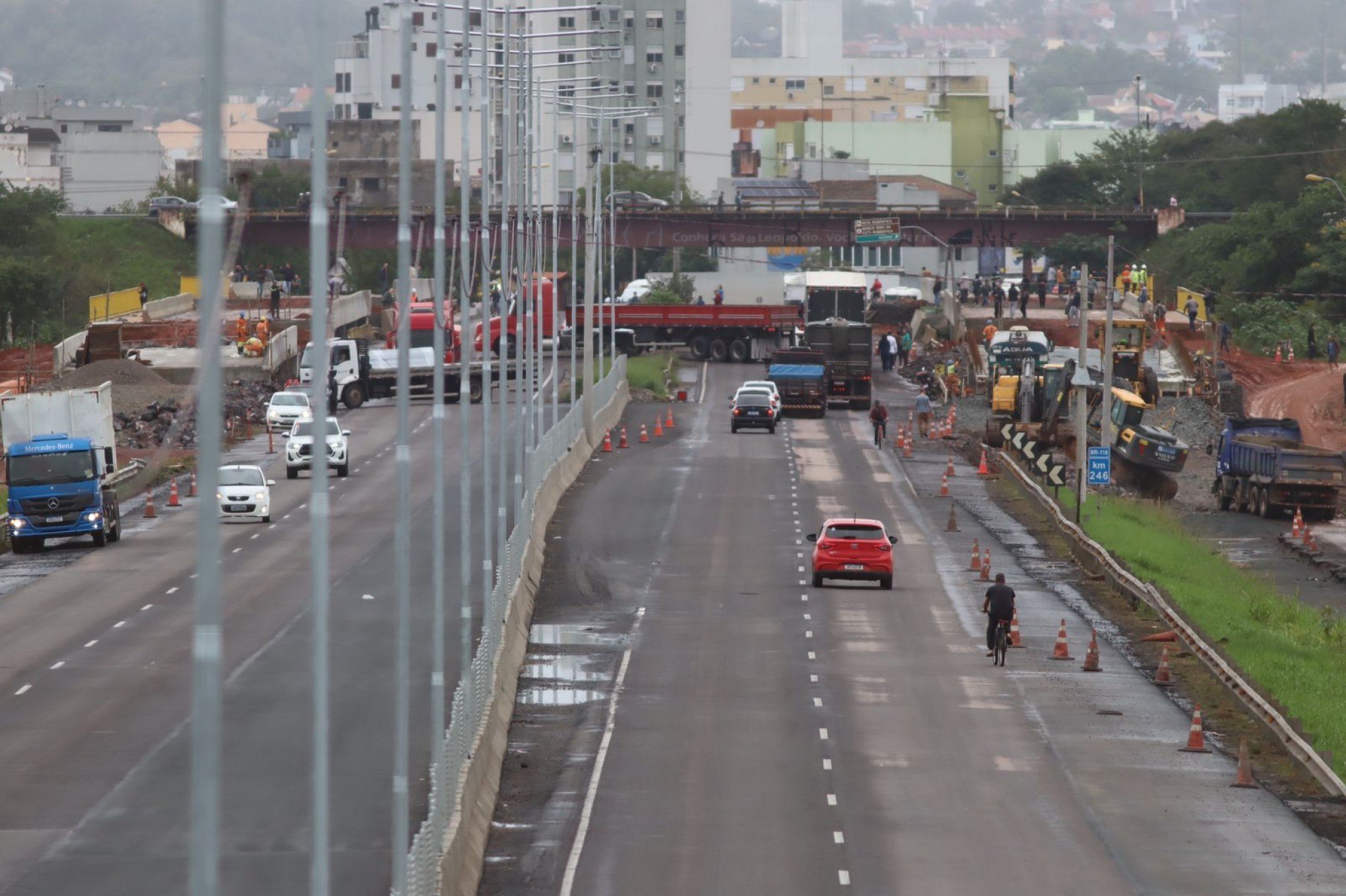 BR-116 tem trânsito bloqueado na ponte sobre o Rio dos Sinos, em São Leopoldo
