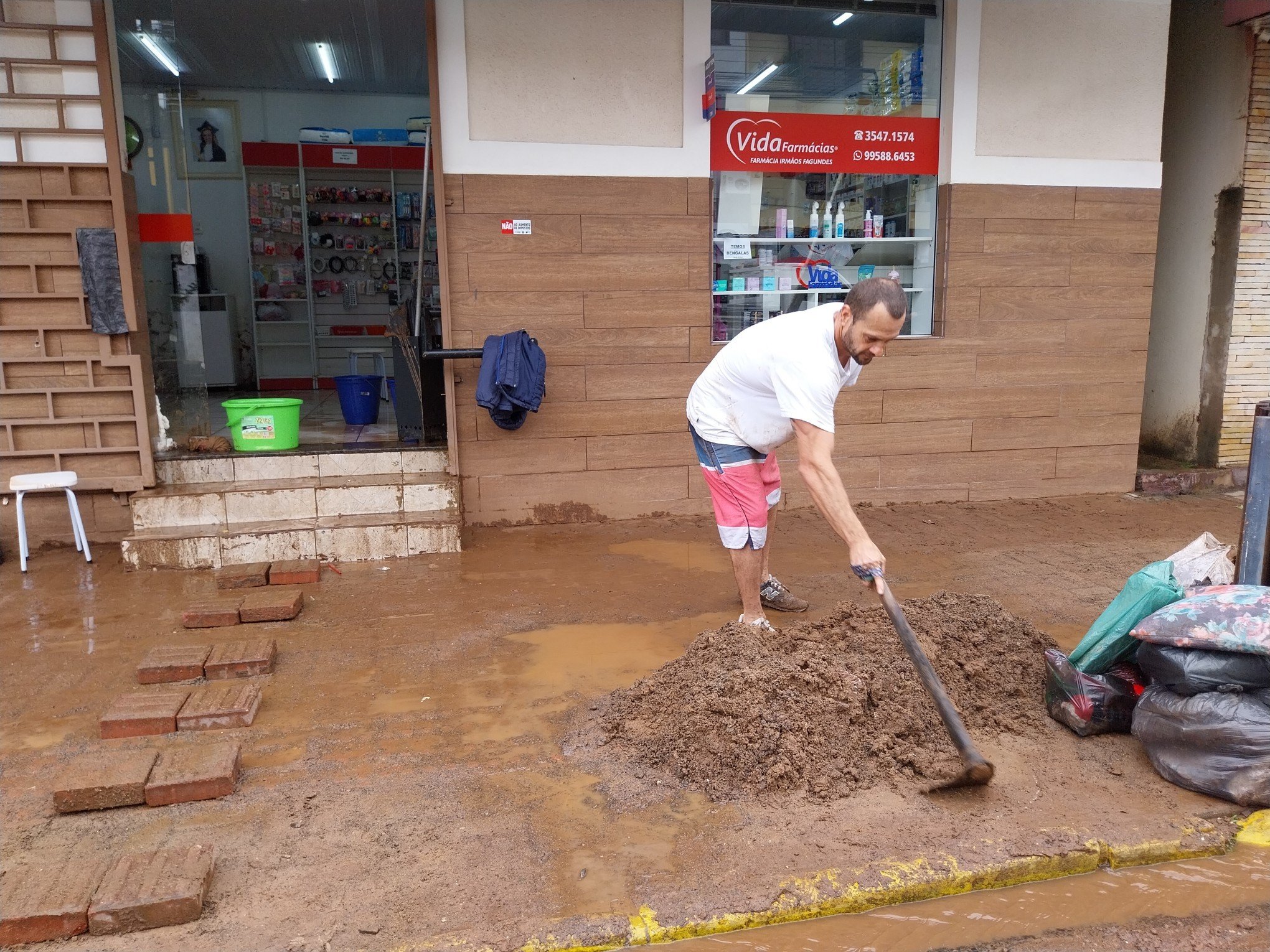 CATÁSTROFE NO RS: "Estamos abalados, mas vivos", diz comerciante que teve loja consumida pela enchente