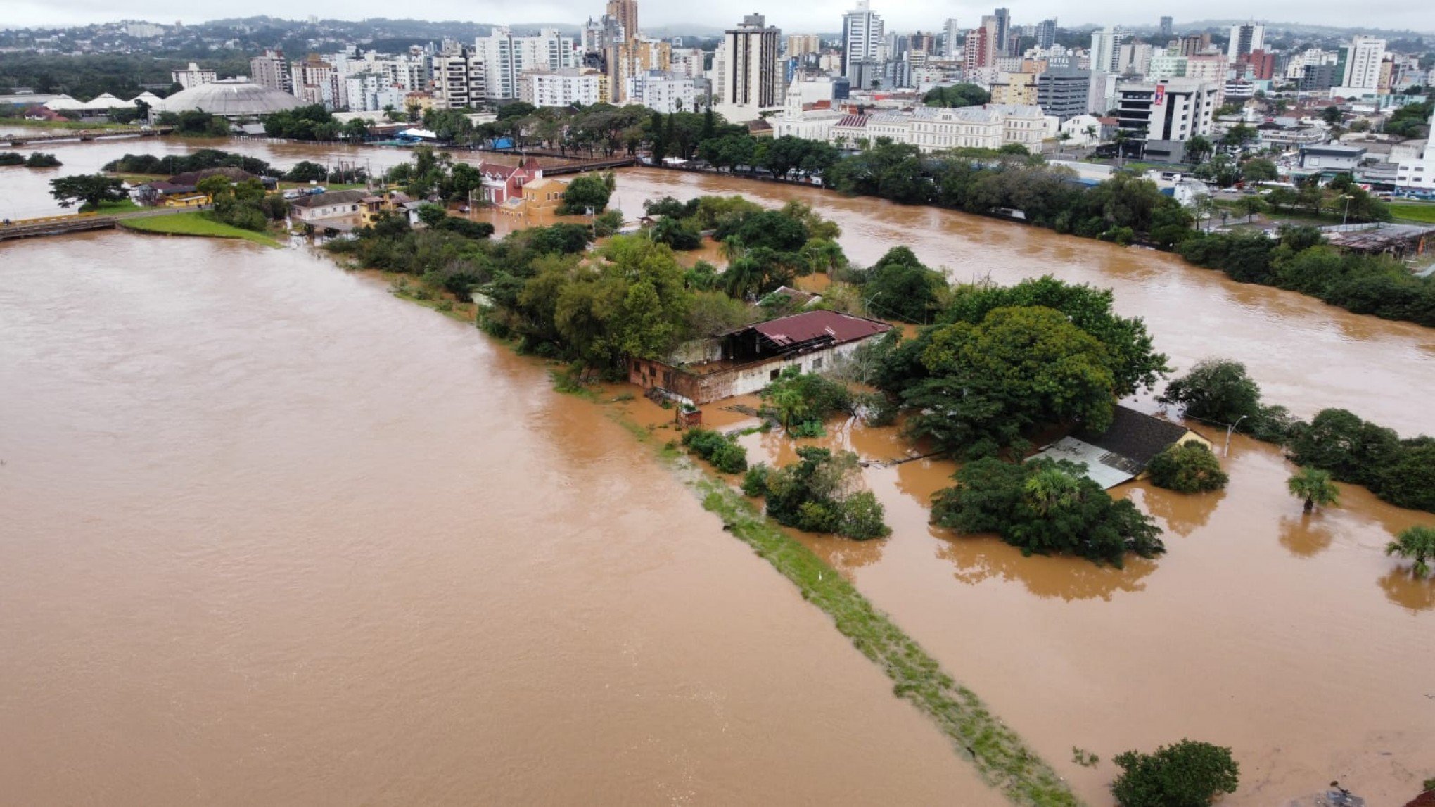 CATÁSTROFE NO RS: Veja imagens do bloqueio na ponte sobre o Rio dos Sinos e a enchente em São Leopoldo