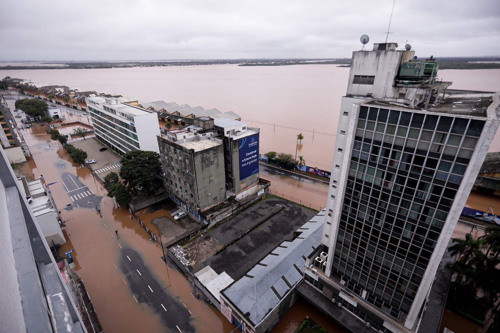 CATÁSTROFE NO RS: Portão 14 se rompe e Zona Norte de Porto Alegre está sob risco de alagamento