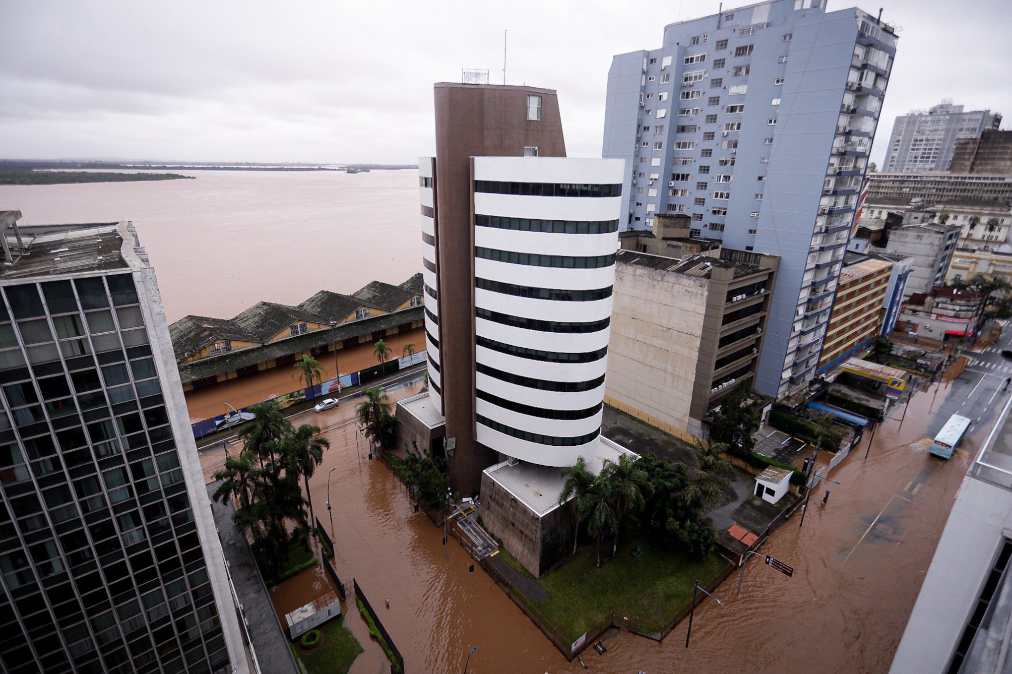 CATÁSTROFE NO RS: "Não é a primeira enchente, mas talvez a maior"; prefeito fecha o comércio no Centro de Porto Alegre