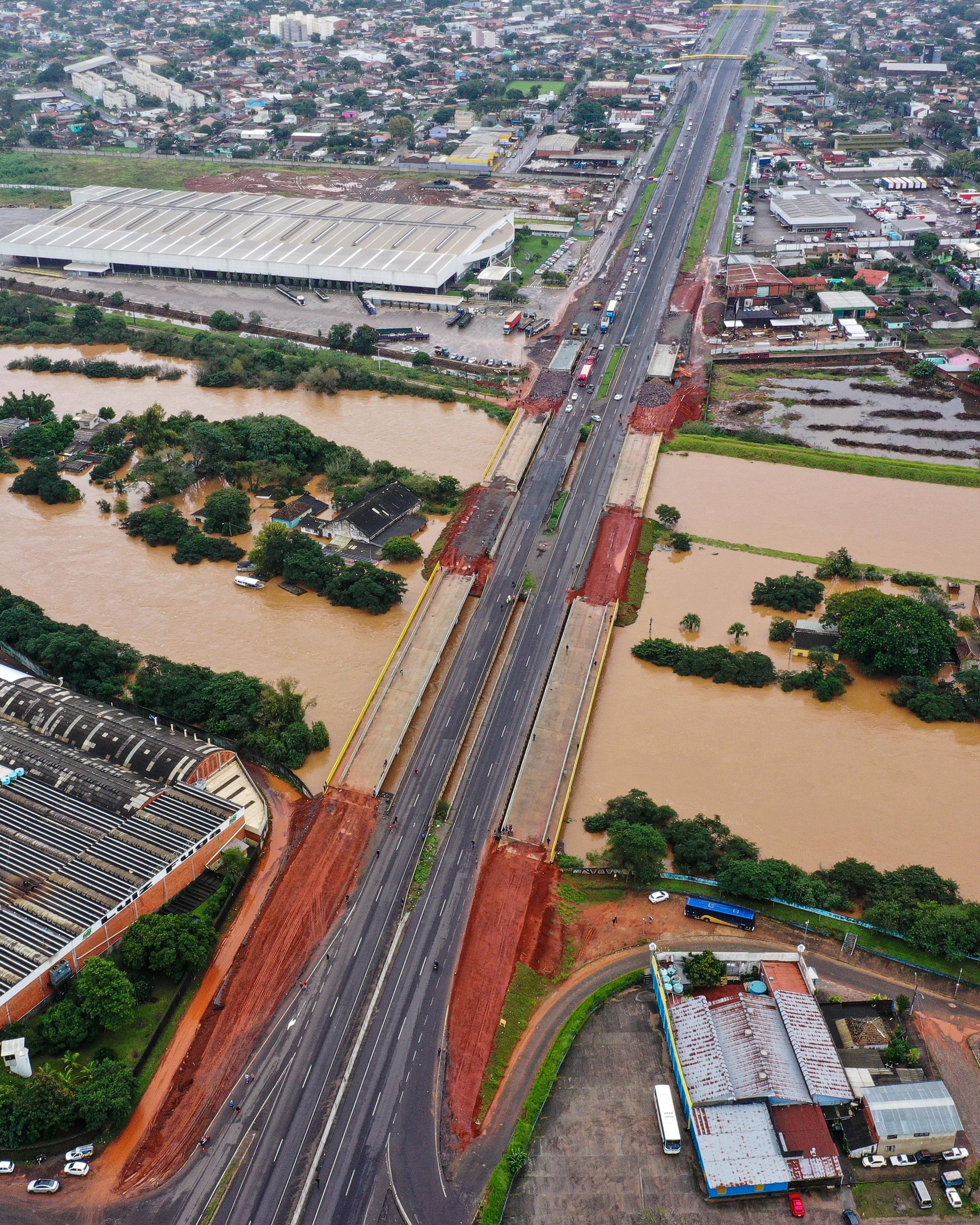 CATÁSTROFE NO RS: Pontes do Rio dos Sinos permanecerão fechadas em São Leopoldo, afirma prefeito