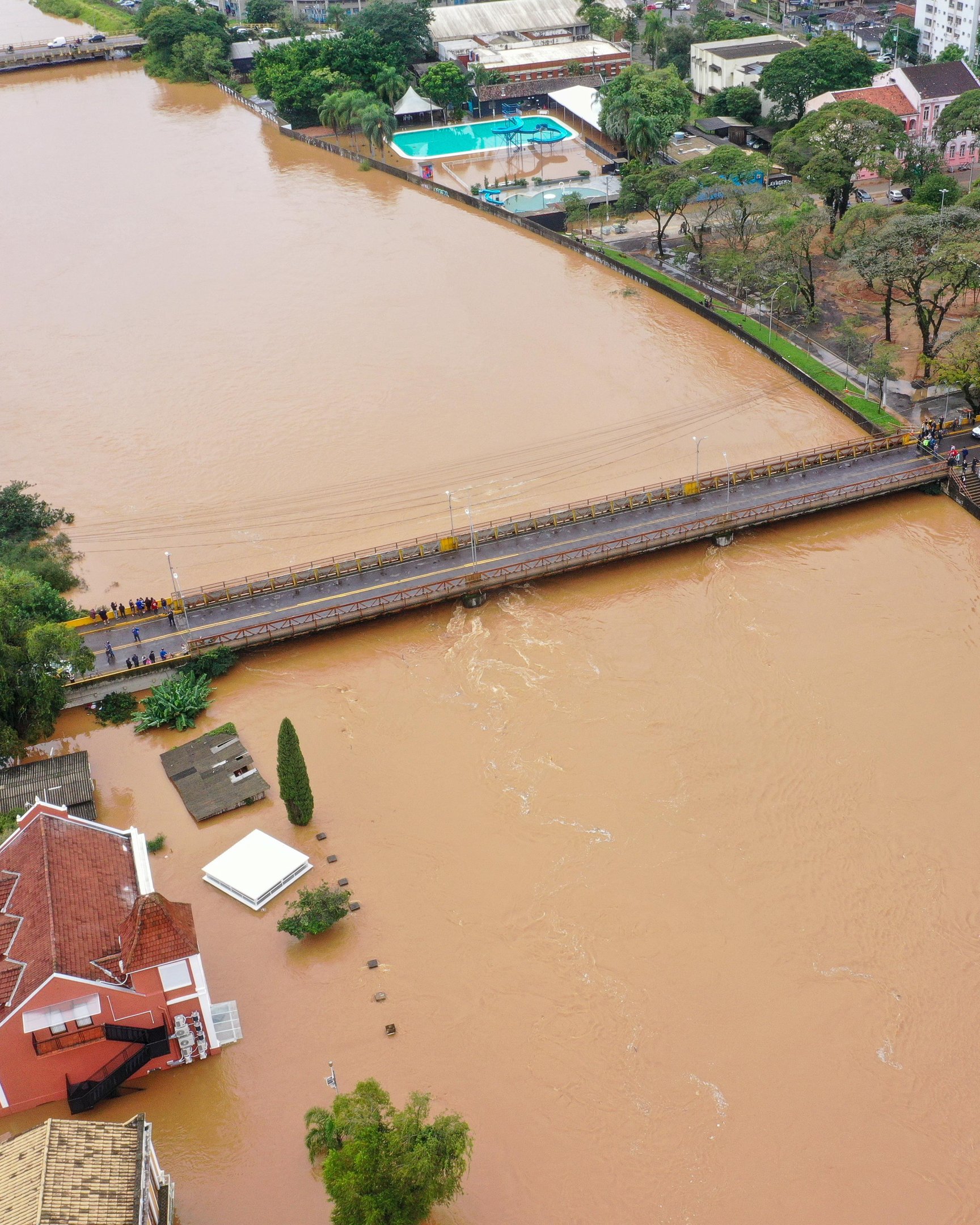 Imagens aéreas mostra a situação grave do Rio dos Sinos em maio de 2024, em trecho do diquen a região central de São Leopoldo | abc+