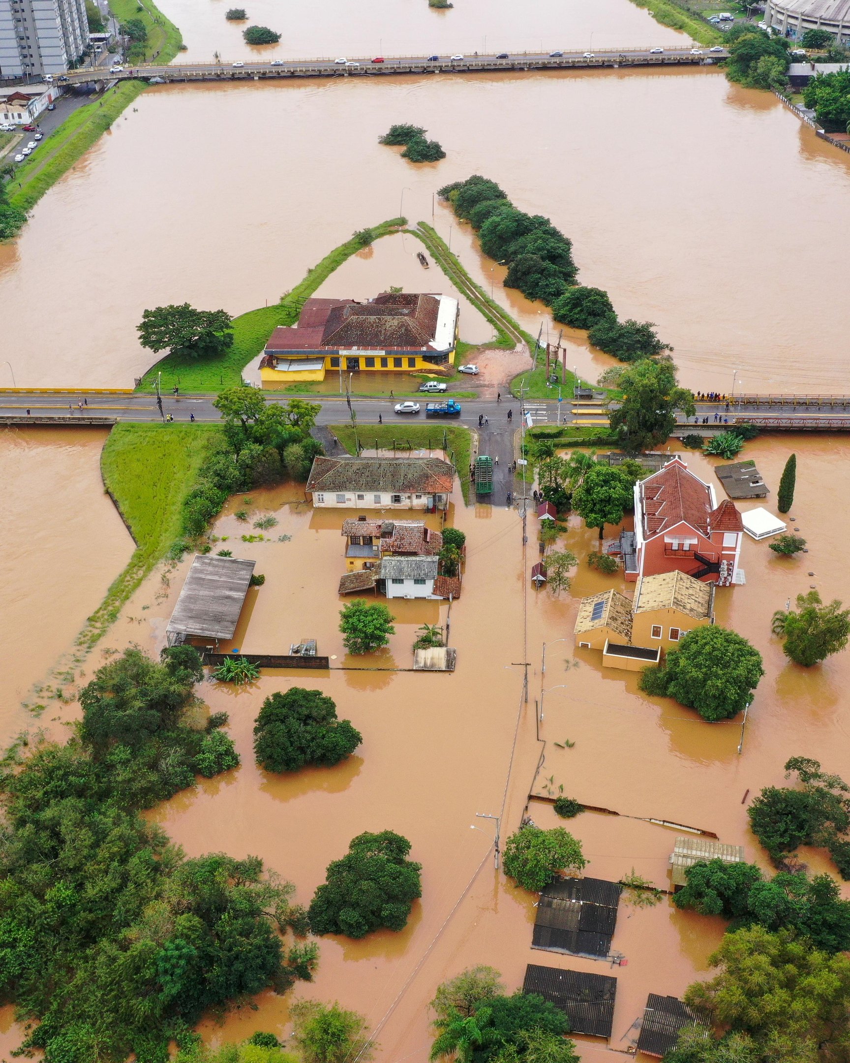 Imagens aéreas do Rio dos Sinos em São Leopoldo mostram as pontes 25 de Julho interditada (em primeiro plano) e a única livre na cidade, agora, a Ponte Henrique Roessler