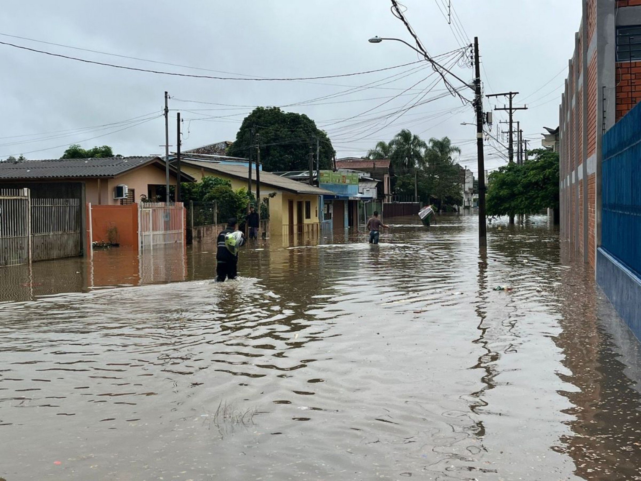 CATÁSTROFE NO RS: Água avança rapidamente e invade casas do bairro Industrial, em Novo Ham