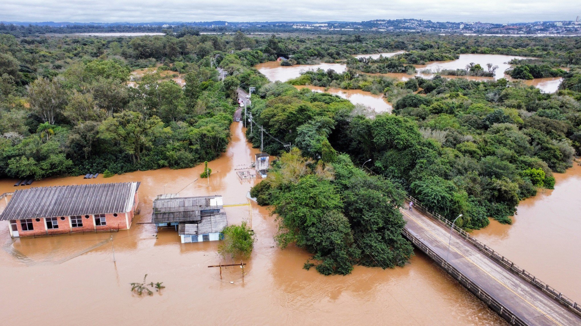 CATÁSTROFE NO RS: Mais de 813 mil imóveis estão sem luz ou água no Rio Grande do Sul