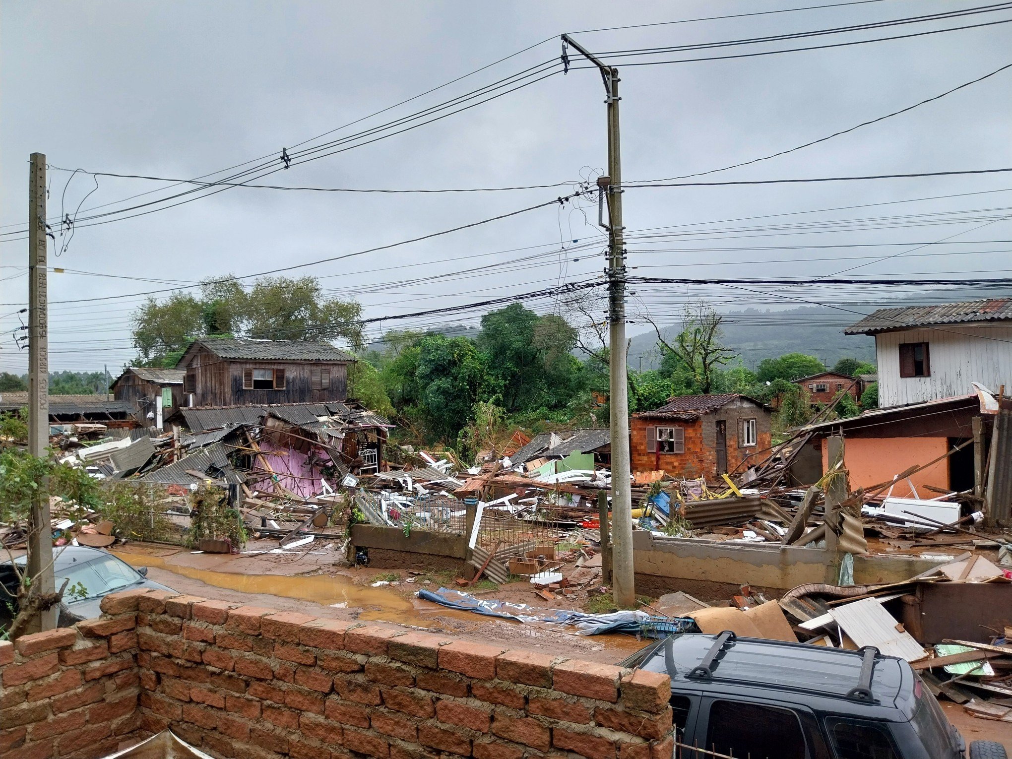 CATÁSTROFE RS: "Uma casa caiu e veio trazendo outras duas", relembra moradora de uma rua com pelo menos três casas 100% destruídas