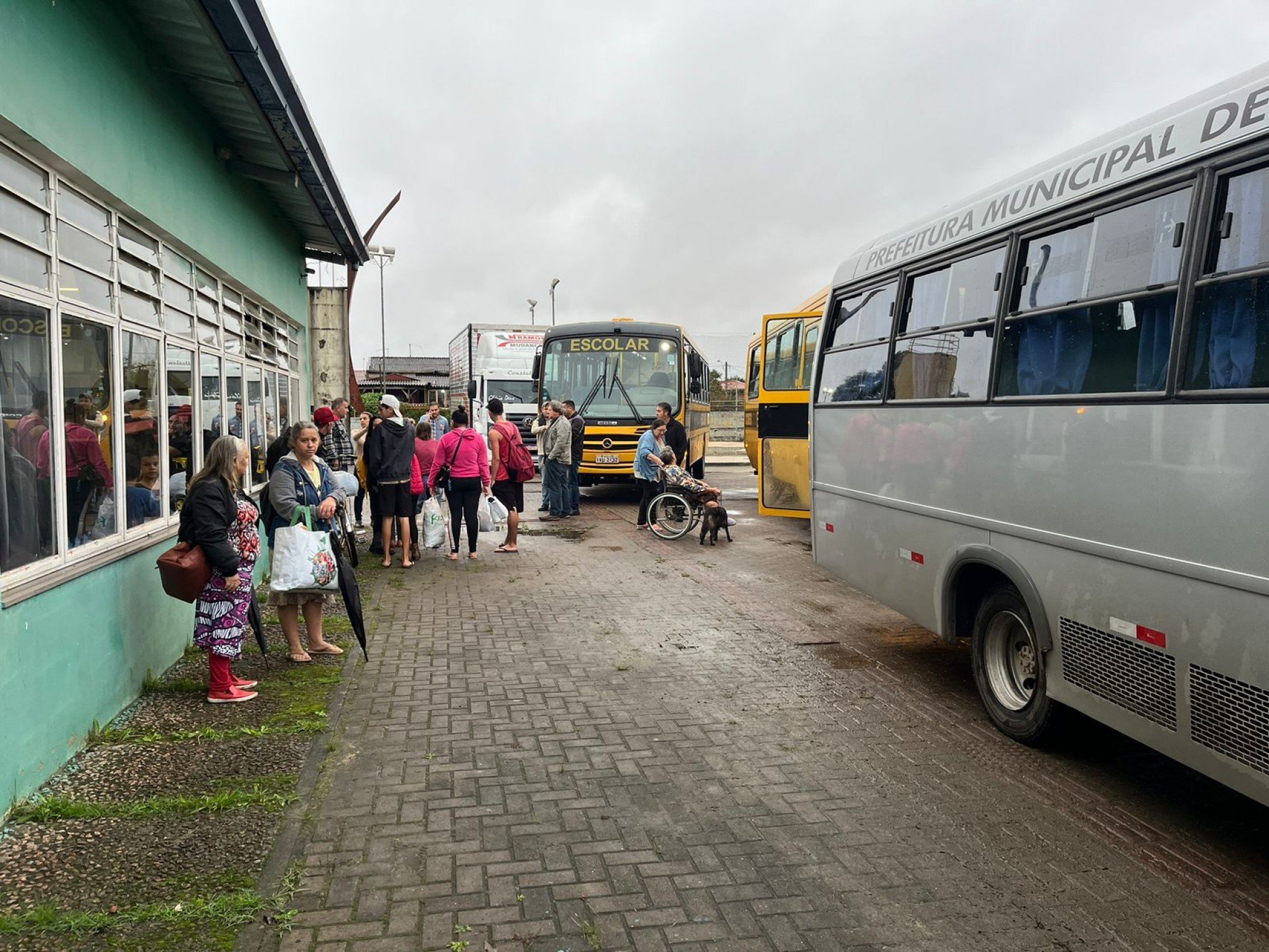 CATÁSTROFE NO RS: Ônibus buscam moradores do bairro Santo Afonso para levar para abrigo em Novo Hamburgo