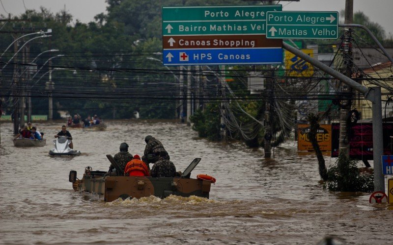 Equipes e voluntários trabalham para resgatar moradores