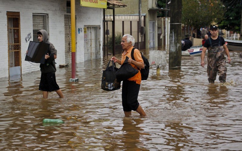  04/05/2024 ALAGAMENTO -  RUA RIO DE JANEIRO - MATHIAS VELHO
