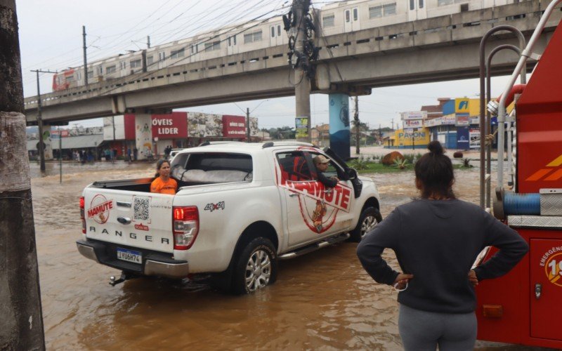 Caos instalado pela enchente no bairro Santo Afonso.