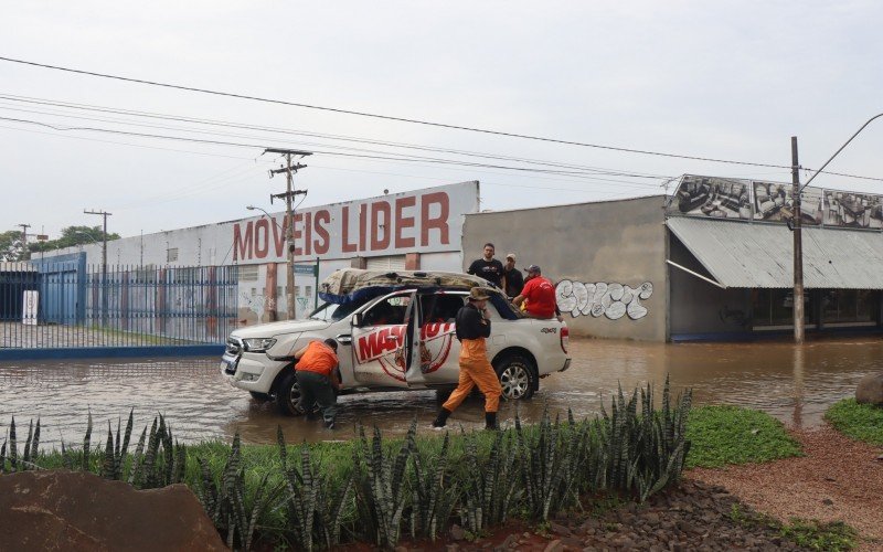 Caos instalado pela enchente no bairro Santo Afonso.