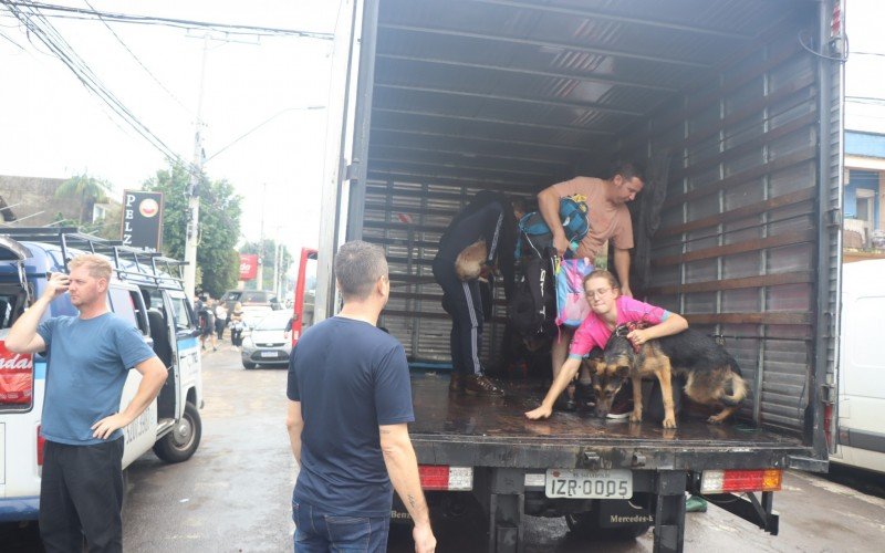 Caos instalado pela enchente no bairro Santo Afonso.