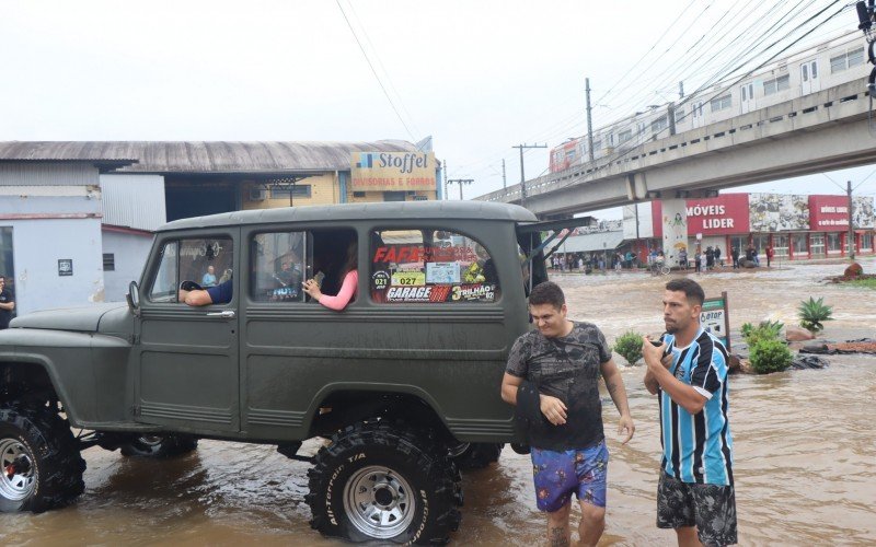 Caos instalado pela enchente no bairro Santo Afonso.